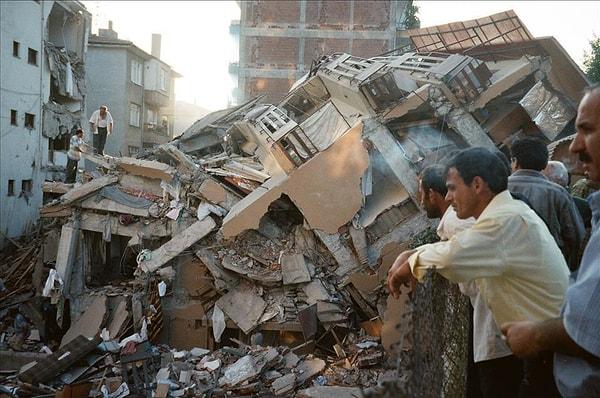 Yazıda daha önce 17 Ağustos Gölcük ve 30 Ekim İzmir depremlerini de bildiğini belirten vatandaş bu kez merkez üssü Balıkesir Edremit'te 7.2 büyüklüğünde bir deprem meydana geleceğini söyledi.