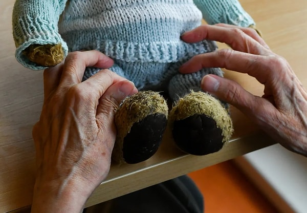 12. Sırf yetişkinsiniz diye peluş gibi rahat bir nesneye sahip olmaktan vazgeçmek zorunda değilsiniz. Araştırmalar yetişkinler için faydalı olduğunu gösteriyor.