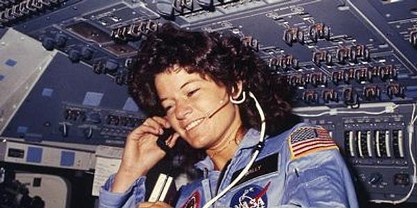 Uzayda seyahat eden ilk Amerikalı kadın olan ABD'li astronot Sally Ride, 61 yaşında öldü. (23 Temmuz 2012)