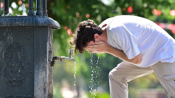 Öte yandan Meteoroloji Genel Müdürlüğü, hafta sonu etkili olacak sıcak hava dalgası nedeniyle vatandaşları uyardı.