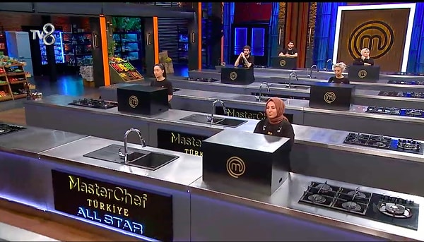 MasterChef All Star'da bu hafta, yine bir takımın avantajına oldu. Kırmızı takım, haftaya damgasını vuran başarılı yemekleriyle şeflerden tam puan aldı.