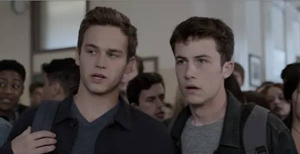 17. 13 Reasons Why'ın yıldızları Dylan Minnette ve Brandon Flynn (Clay ve Justin), Justin karakterini öldürmeleri için senaristleri cesaretlendimişler!