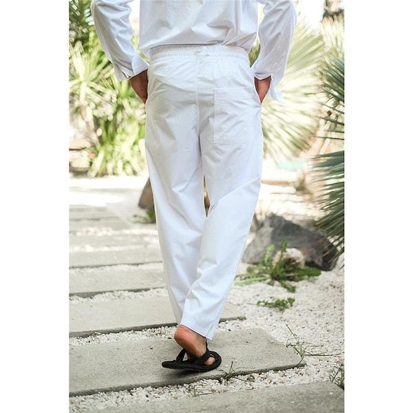 7. Plaj düğünleri için ideal seçim rahat beyaz keten pantolon ve yine rahat ve renkli bir gömlek olacaktır.