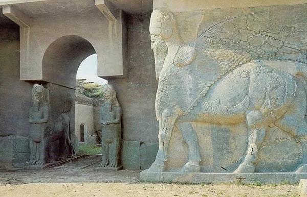 15. Irak'ta antik bir şehir olan Nimrud, Kral II. Ashurnasirpal döneminde (M.Ö. 883 - M.Ö. 859) Asur İmparatorluğu'nun başkenti oldu. Asur İmparatorluğu, Basra Körfezi'nden Akdeniz'e kadar uzanıyordu; II. Ashurnasirpal'nin sarayı, kralın avlandığını, dövüştüğünü ve dini törenlere katıldığını gösteren fildişi ve taş kabartmalarla süslenmişti.
