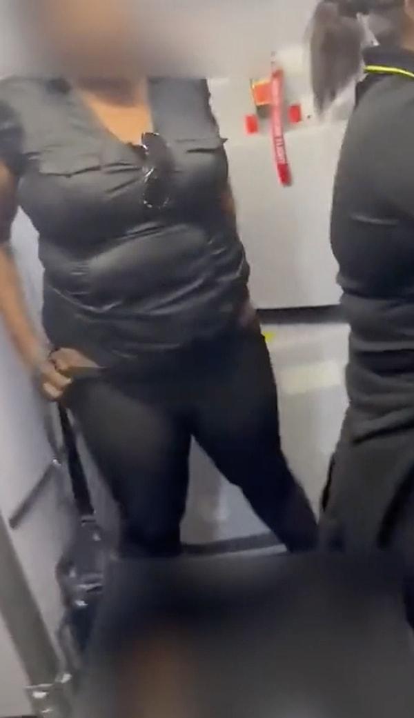 Kimliği açıklanmayan kadın, yolcuların önünde yere tuvaletini yaparak herkesi şoke etti.