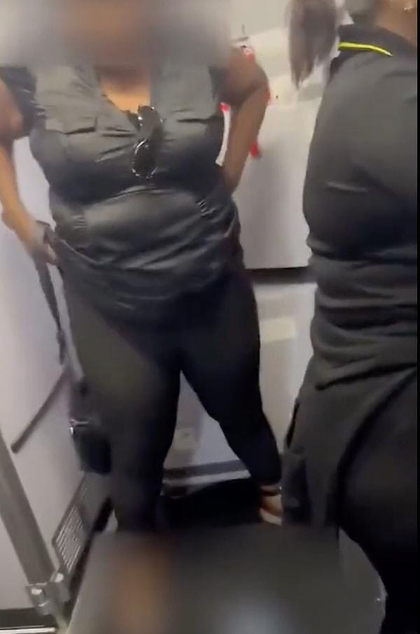Videoyu çeken uçuş görevlisi son olarak kadına "Çişiniz iğrenç kokuyor, su içmelisiniz." şeklinde bir tavsiyede bulundu.