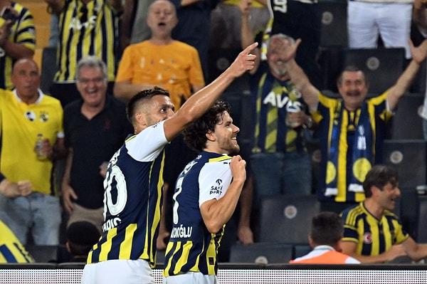 Yeni transferler Djiku, Dzeko, Tadic, Szymanski ve Ryan Kent'in ilk 11'de başladığı karşılaşmaya Fenerbahçe çok hızlı başladı. Ferdi Kadıoğlu ve Ryan Kent'in attığı gollerle ekibimiz ilk yarıyı 2-0 önde tamamladı.