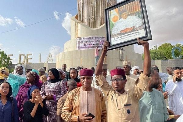 Başkent Niamey’de Bazoum destekçileri toplanarak protesto gösterisi düzenlemişti.