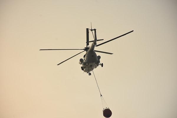 Gece boyu süren mücadelenin ardından günün ilk ışıklarıyla havalanan çok sayıda helikopter ve uçak da çalışmalara katıldı.