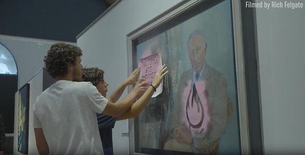 İskoç Ulusal Portre Galerisi'nde yer alan İngiltere Kral'ı Charles'ın resminin üzerine sprey boya ile yazı yazan aktivistlerin o anları gündem oldu.