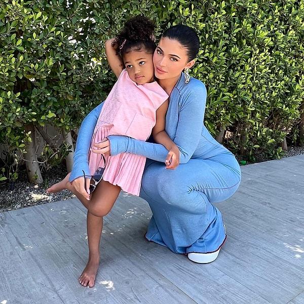 Ailenin en genç annesi olan Kylie Jenner da kızı Stormi'yi doğduğu günden itibaren şatafatın içinde ve sosyal medyanın adeta göbeğinde büyütüyor.