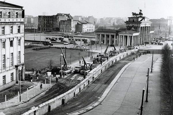12. 1989 yılında Berlin Duvarı'nın yıkılmasına yol açan tarihi olayın adı nedir?