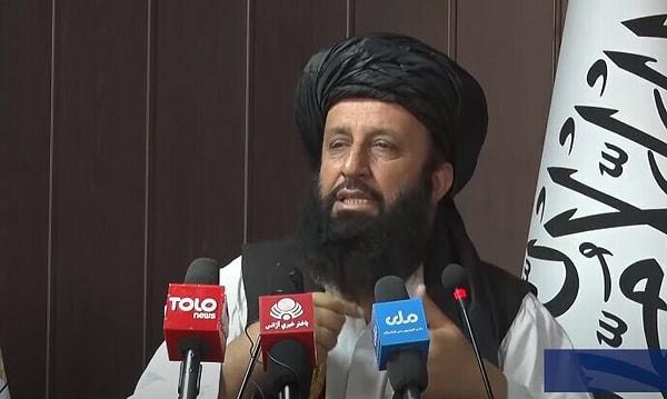 Ülkedeki dini işleri düzenleyen Afganistan Davet ve Rehberlik Direktörlüğü'nün başkanlığını yapan Muhammed Haşim Şahid Wror, katıldığı bir Afgan televizyonunun canlı yayınında Müslüman bir doktorun ya da mühendisin kravat taktığını görünce sinirlendiğini dile getirdi.