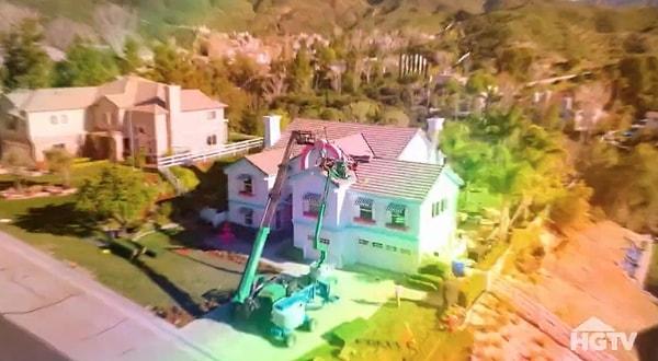 5. ABD'de ev tasarımı üzerine yayınlanan ünlü bir televizyon programında en iyi Barbie evini inşa etme yarışması yapıldı.