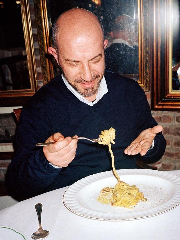 Yemek tarihi uzmanı Profesör Alberto Grandi, İtalya mutfağıyla ilgili konuştuğu bir podcastte faşizmin makarnaya düşmanlığına dair şunları söylüyor: