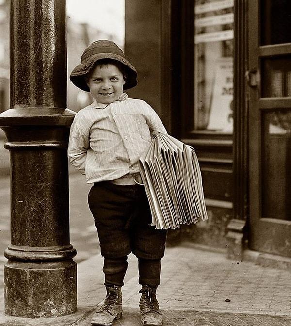 10. 1910 yılında çekilen bu fotoğraf gazete dağıtan 6 yaşındaki çocuğun ifadesi çoğu insanı ürkütmüş, siz ne düşünüyorsunuz?