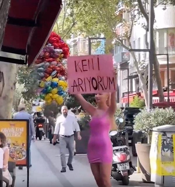 Sosyal medyada da paylaşılan bir videoda pembe giyinen kişinin Ukraynalı olduğu iddia edilirken, o kadının elinde de "Ken'i arıyorum" yazılı pankart görülüyor.