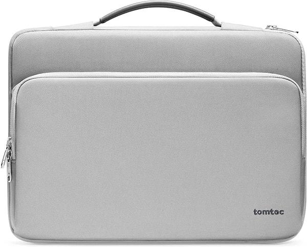 1. Tomtoc gri ve fermuarlı 13 inç MacBook Air çantası.