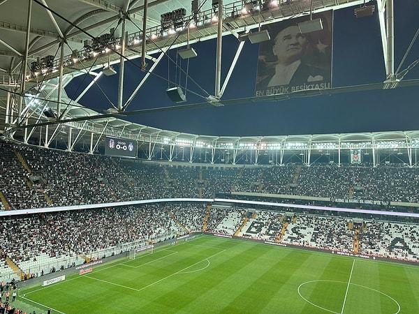 Beşiktaş'ın attığı gollerden sonra tüm stat yönetim istifa tezahüratlarında bulundu.