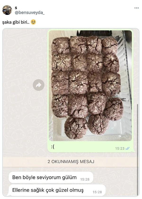 Twitter'da @bensuveyda_ adlı bir kullanıcı, görüntüsü bir acayip olan kurabiyeye sevgilisinin yazdığı mesajı paylaştı. Bakalım o konuşmaya kimler ne tepki verdi?