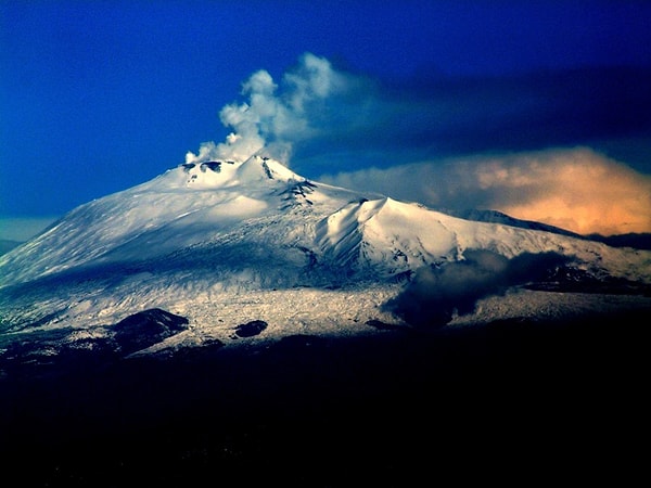 Bölgedeki binalar, Etna Dağı'nın, volkanik küllere maruz kalmasından dolayı siyaha döndükten sonra "Black City" olarak adlandırılmaya başlandı.