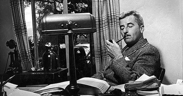 Faulkner'ın edebi tarzı, zaman içinde tartışmalı olmuş ve eleştirmenler arasında farklı yorumlamalara yol açmıştır.
