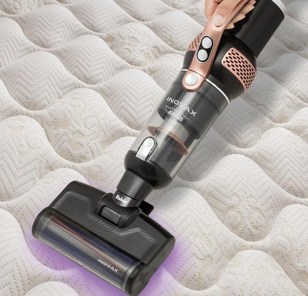 UV-C led ışıklı, özel yatak ve döşeme turbo fırçası ile yatak ve koltuklarınızda biriken toz ve akarları rahatlıkla temizleyebilirsiniz.
