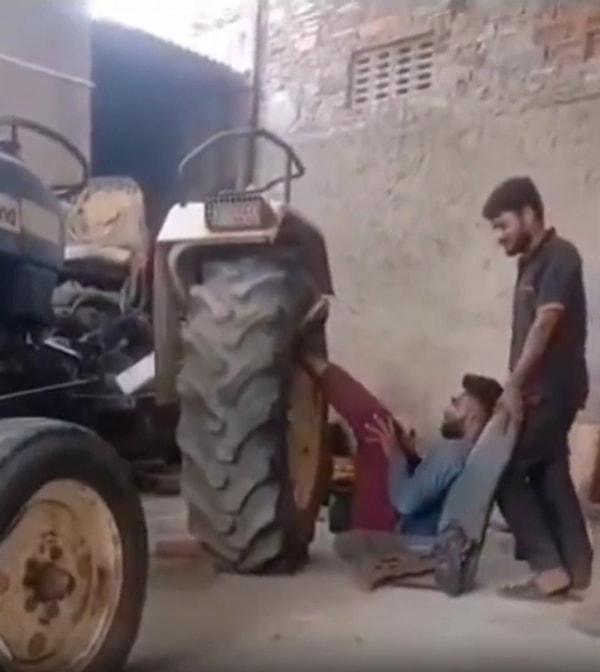 Ayağıyla traktörü başarılı bir şekilde kaldıran adam saniyeler sonra hayatının en büyük dersini alıyor. O adamın feci şekilde ayağı kırıldı.