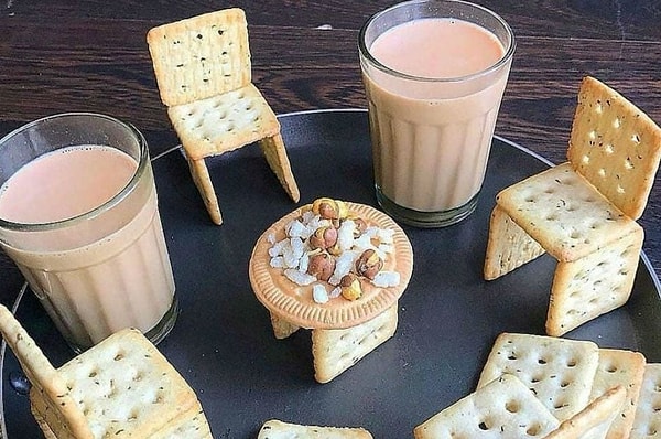 Yeni gelinlerin yaptığı bi' garip kahve sunumlarına artık hepimiz alıştık. Bisküvi sandalyeleri mi desek, kurdelelenmiş çikolatalar mı? Bu gözler neler gördü desek yeridir.