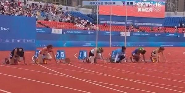 O atlet 100 metre koşuyu zorlanarak ve sonuncu olarak bitirdi.