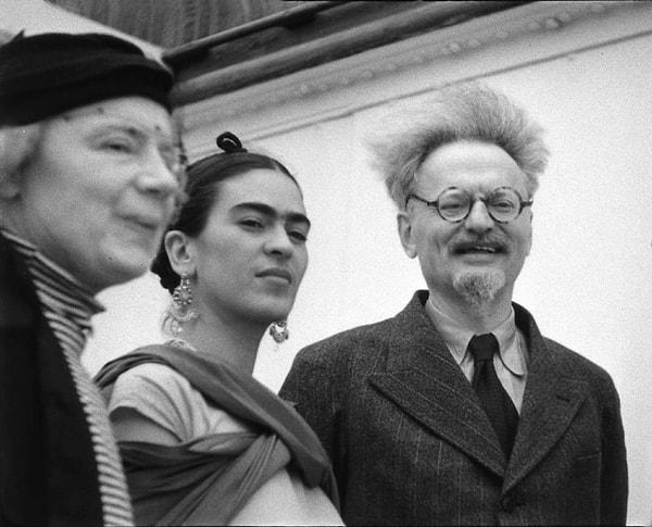 4. Aralarında bir ilişki yaşandığı düşünülen Frida Khalo ve Leon Troçki'nin birlikte fotoğrafı. (1937)