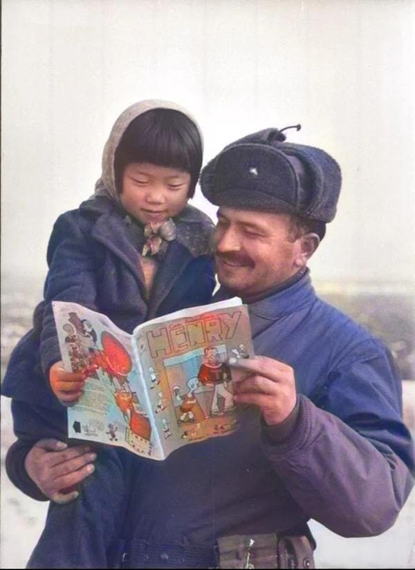 5. Kore Savaşı sırasında Koreli bir minik kıza çizgi roman okuyan Türk askeri. (1952)