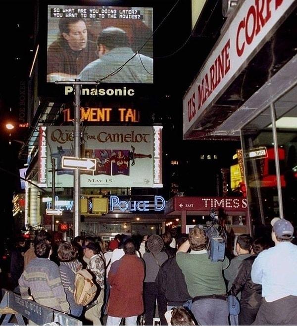 12. Meşhur "Seinfield" dizisinin final bölümünü izlemek için Times Meydanında duran New York vatandaşları. (1998)