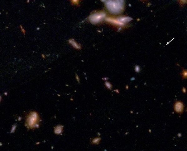 "Diğer arka plan galaksilerinin rengi göz önüne alındığında, bu en kötü açıklama gibi görünmüyor. Birleşmeler ne kadar kaotik olursa olsun, çift loblu, kıvrımlı kuyruklarla uzanan nesneler oldukça tipik."