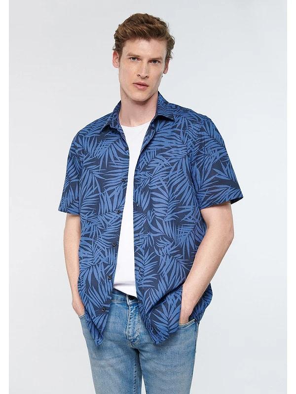 1. Yılın modası tropikal desenli rahat ve şık bir erkek gömleği.