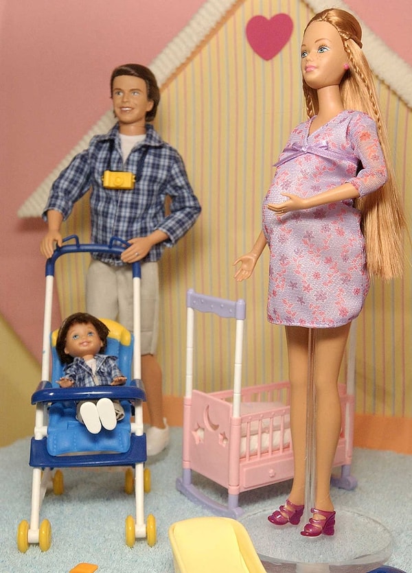Barbie'nin etrafını saran aile ve arkadaş çevresi zamanla genişledi, içerisindeki karakterler değişim gösterdi, bazıları seriden çıkarıldı ve hatta bazıları hamilelik süreci yaşadı.