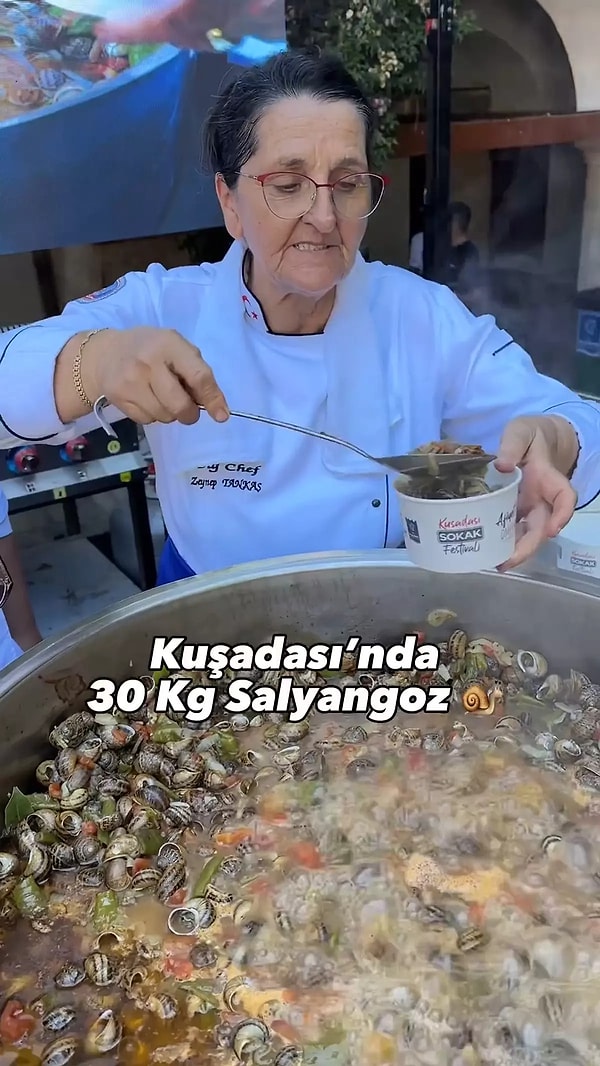 Kuşadası'nda 30 kg salyangozu pişirip çeşitli soslarla marine ederek servis eden şefin videosu çok konuşulmuştu.