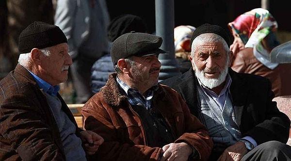 Türkiye'de çalışanlar emekli olmak için her ay prim ödüyor. Şartlar oluştuğunda ise emekli olmaya ve emeklilik maaşını almaya başlıyor.