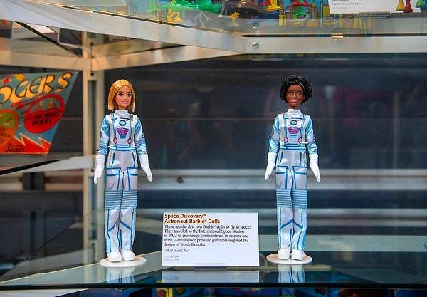 Şimdi Dünya'ya döndüklerinde, iki astronot Barbie bebek, bebeklerin en ikonik görünümlerinden birine adanmış bir serginin parçası olarak Ulusal Hava ve Uzay Müzesi'nde sergileniyor.