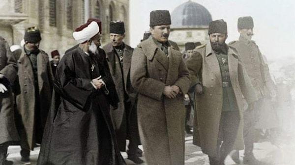 Mustafa Kemal Paşa'nın zaferi, Enver'i bütünüyle daire dışına itti. Orta Asya'ya giderek Bolşeviklere karşı bağımsızlık mücadelesi veren Türklere destek olmaya karar verdi.
