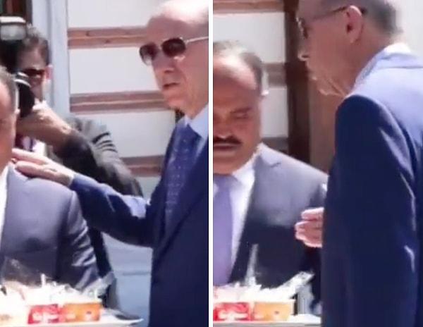 Daha önce de cuman namazı çıkışı kendisin bekleyen gazetecilere çikolata dağıtan Erdoğan, bu sefer de dondurma dağıttı.