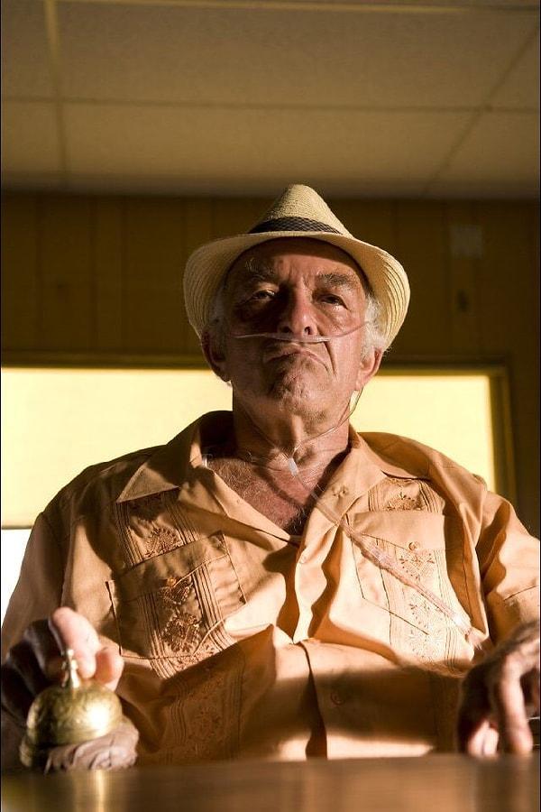 "Breaking Bad" dizisinde Hector Salamanca rolü ile yıldızı parlayan ünlü oyuncu, yeraltı uyuşturucu halkasının merkezinde bulunan Salamanca suç ailesinin liderini canlandırıyordu.