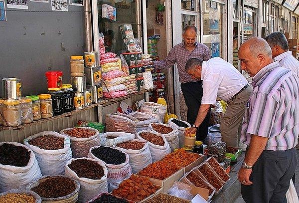 Ancak tüketici kadar en az esnaf da sıkıntı da. Sonunda pazarcılar da isyan bayrağını çekti, diyebiliriz.