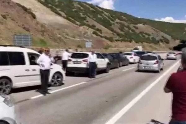 Kemal Kılıçdaroğlu’nun konvoyu, Erzincan-Tunceli kavşağında bulunduğu sırada kaza meydana geldi.