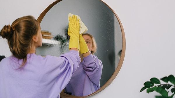 Ayna temizliği için tıraş köpüğü kullanabilirsiniz.