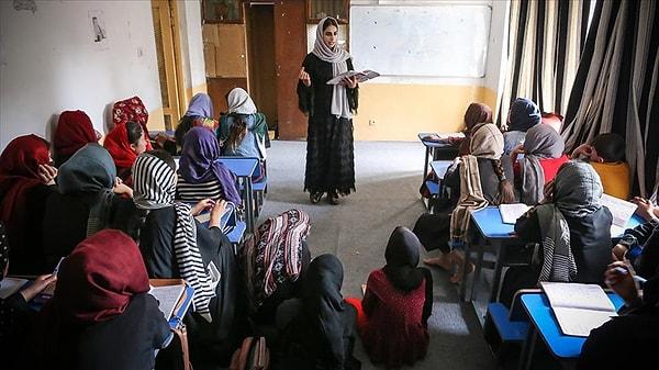 BBC'nin Farsça servisinin aktardığına göre, Taliban yönetimi, 10 yaşından büyük kız çocukları için okulları da yasakladı.