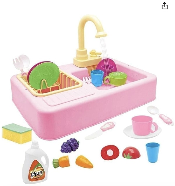 Son dönemlerin en popüler oyuncaklarından biri olan lavabo oyuncağı. Çocukların su ile yapılan aktivite ve oyunlara merakını bilmeyen yoktur. Yaz tatilinin kurtarıcısı olacak bu lavaboyu siz de tercih edebilirsiniz.