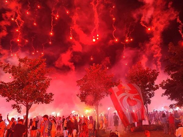 Binlerce meşale ve havai fişeğin kullanıldığı kutlamalarda İstanbul ışıl ışıl aydınlandı.