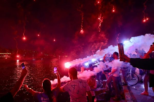Trabzonspor kutlamadaki anları "Senin sevdan ile yanıyoruz" notuyla paylaştı.