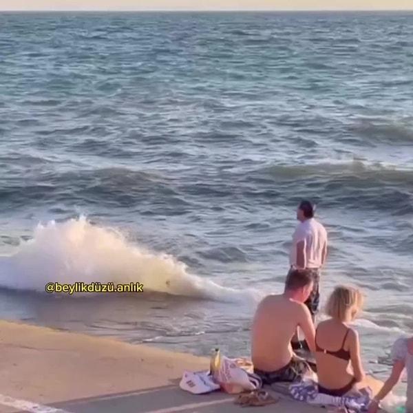 Sosyal medyada gündem olan görüntülerde, bir kişinin denizin içinde, dalgaların arasında ibadetini icra ettiği iddia edildi.
